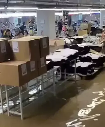 Tekstil fabrikasını su bastı; işçiler tahliye edildi