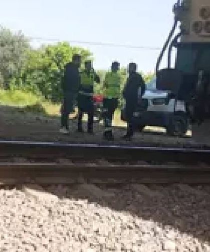 Trenin çarptığı kişi yaralandı: O anlar kamerada