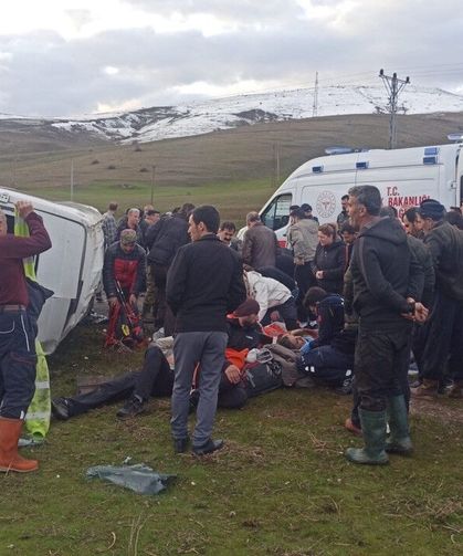 Van-Bitlis kara yolunda feci kaza: Dağcıları taşıyan minibüs takla attı 13 yaralı