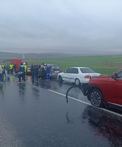 Yolcu otobüsü 10 araca çarptı ve 7 kişi yaralandı