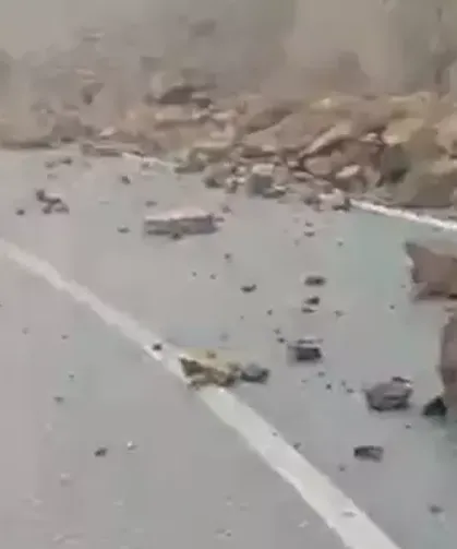 Yağış Sonrası Korkutan Görüntü: Kayalar Yola Düştü