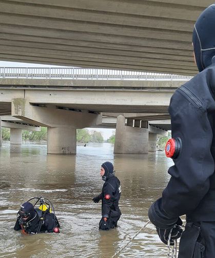 Yağmurdan yükselen dere, aracıyla köprü altından geçmek isteyen yaşlı adamı yuttu