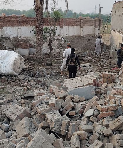 Pakistan'da karakola bombalı saldırı: Can kaybı 15'e yükseldi