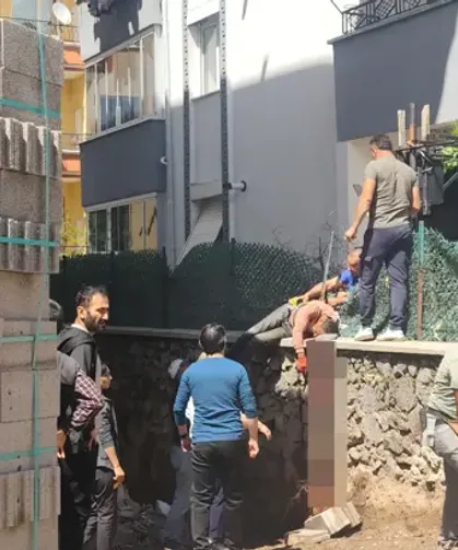 4’üncü kattan düşen işçi sırtına saplanan demirle hastaneye kaldırıldı