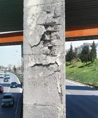 Beton parçaları dökülen köprünün paslanan demirleri ortaya çıktı