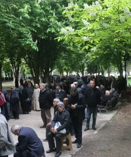 300 bin domates fidesi dağıtıldı; metrelerce kuyruk oluştu