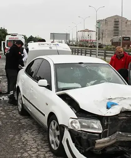 Otomobil, motosikletiyle çarpıştı: 1'i ağır, 2 yaralı