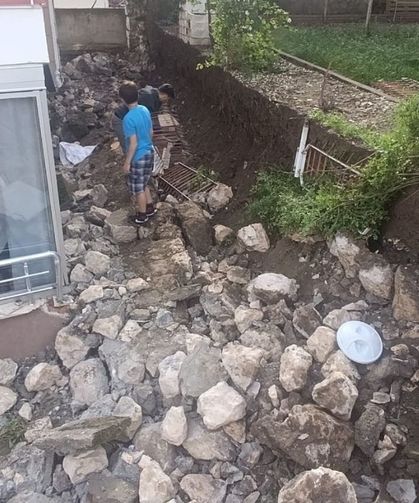 Amasya'da şiddetli yağış apartman duvarını yıktı
