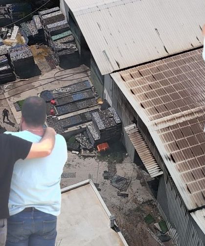 Antalya geri dönüşüm deposu küle döndü! Deposunun yanışını ağlayarak izledi