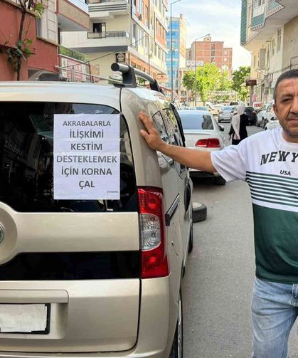 Aracına astığı yazıyla dikkat çekti: "Akrabalarımla ilişkimi kestim, çok huzurluyum"
