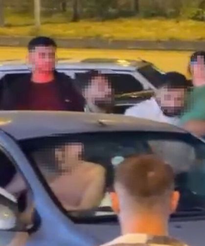 Araçtaki 2 kişiyi böyle darbettiler: O anlar kamerada