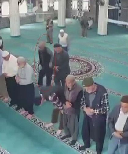 Camide kalp krizi geçirdi, imam masajı yaptı: O anlar kamerada