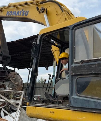 6 yaşındaki Hasan Efe oyuncak oynar gibi iş makinesi kullanıyor