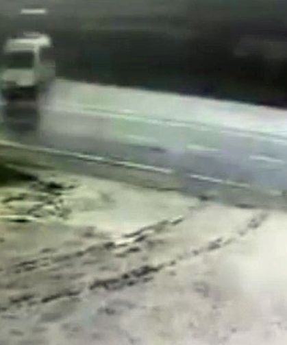 Korkutan kaza: Minibüsün şarampole devrildiği kaza kamerada