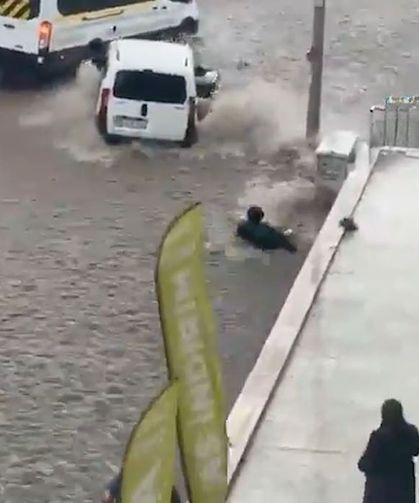 Sel sularına kapılan kişiyi kurtarmaya çalışan vatandaşlar da sürüklendi