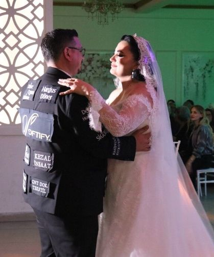 Damatlığına reklam aldı: 20 firma sponsor oldu