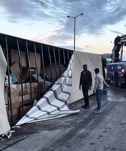 Devrilen dorseyi kaldırırken TIR yan yattı! 1 yaralı