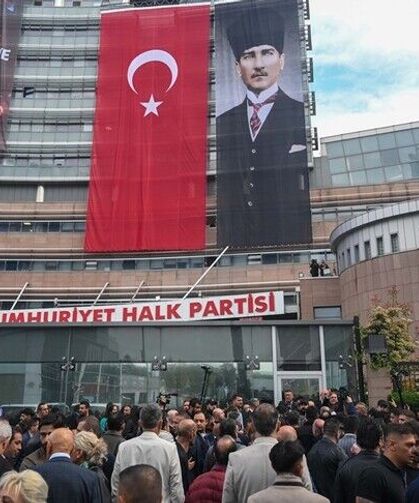 Emniyet ekipleri, CHP Genel Merkezi'nin tahliyesi için parti binasına girdi