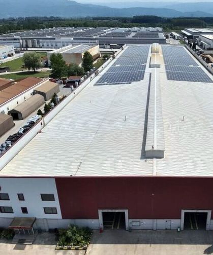 Fabrikada duvar ile malzemeler arasına sıkışan işçi öldü