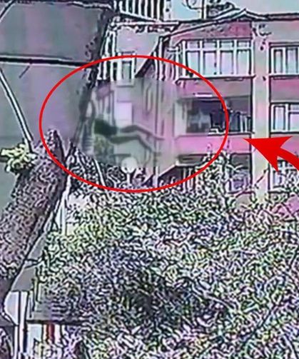 Genç doktor, avukat sevgilisinin terasından aşağı düştü