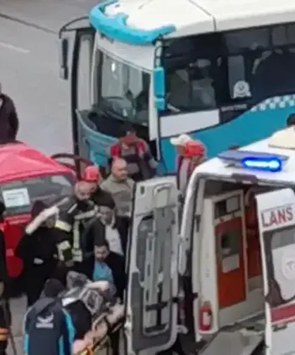 Halk otobüsü ile otomobil çarpıştı: 5 yaralı