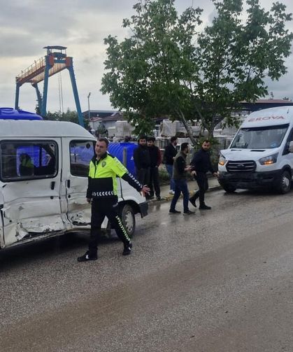 İşçi Servisi ile Minibüs Çarpıştı: 11 Yaralı