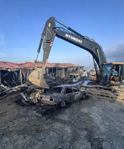 İşçilerin kaldığı konteynerler ile otoparkta bulunan 8 araç yandı