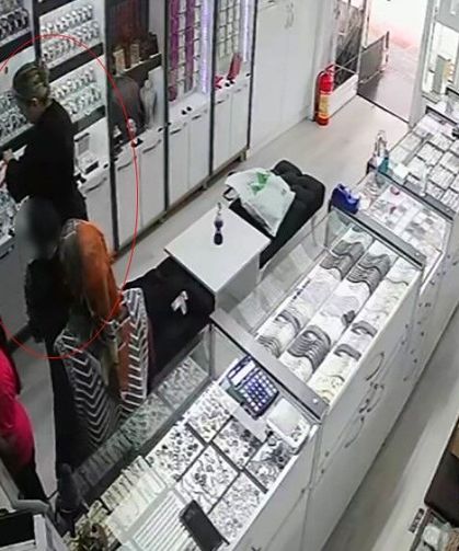Kadın Hırsız Birini Satın Aldı, Diğerini Çaldı: O Anlar Kamerada