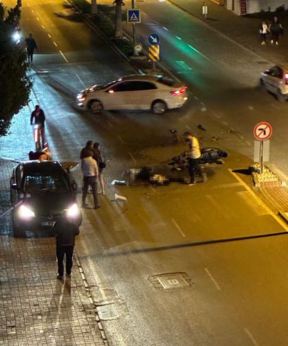 Manavgat'ta otomobille motosiklet çarpıştı: 2 yaralı