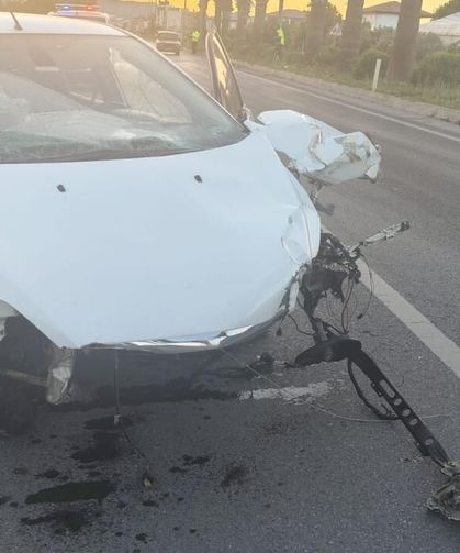 Mersin’de Refüje Çarpan Otomobil Hurdaya Döndü: 3 Yaralı