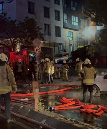 Motosiklet alev aldı, alevler 4 katlı binayı sardı