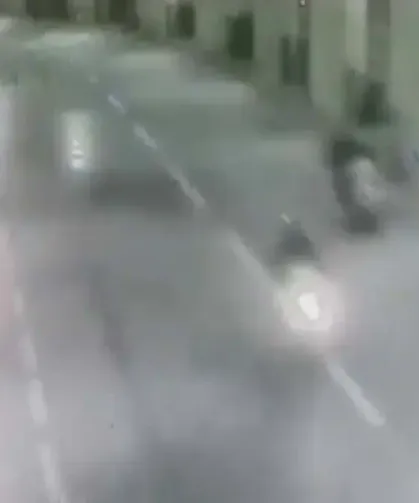 Motosikletiyle duvara çarpan Ömer'in hayatını kaybettiği kaza kamerada