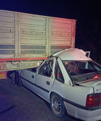 Niğde’de Park Halindeki Tır’a Çarpan Otomobilin Sürücüsü Hayatını Kaybetti