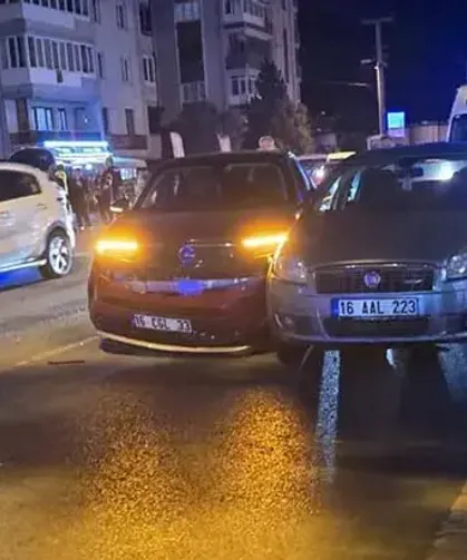 Otomobil, kırmızı ışıkta bekleyen otomobile çarptı: 3 yaralı