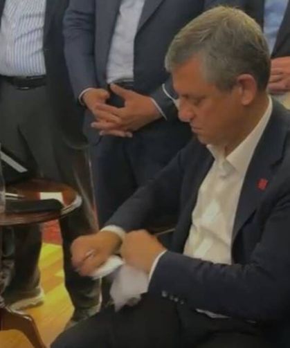 Özgür Özel kendisine verilen mutlak butlan tebligatını yırttı
