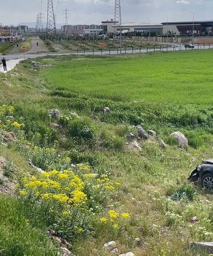 Polisin 'dur' ihtarına uymayan sürücünün otomobili şarampole yuvarlandı