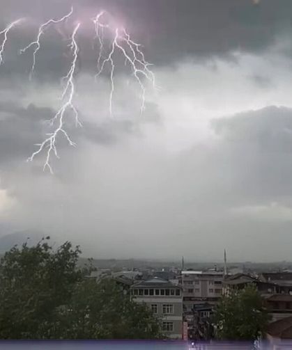 Peş peşe düşen yıldırımlar gökyüzünü gündüze çevirdi!