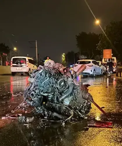 Refüje ve bariyerlere çarpan otomobilin motoru koptu: 1'i ağır 2 yaralı