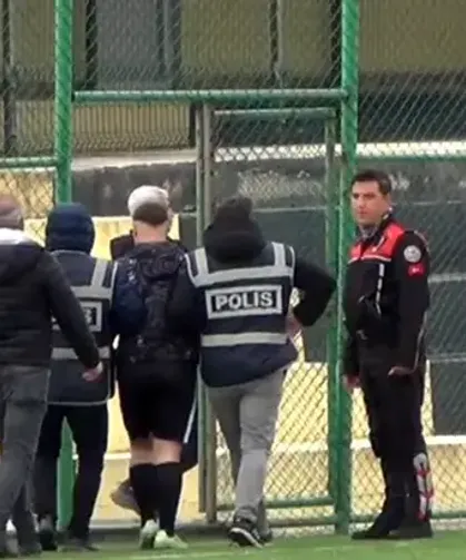 Sahaya girip orta hakeme yumruk atan futbolcu serbest kaldı