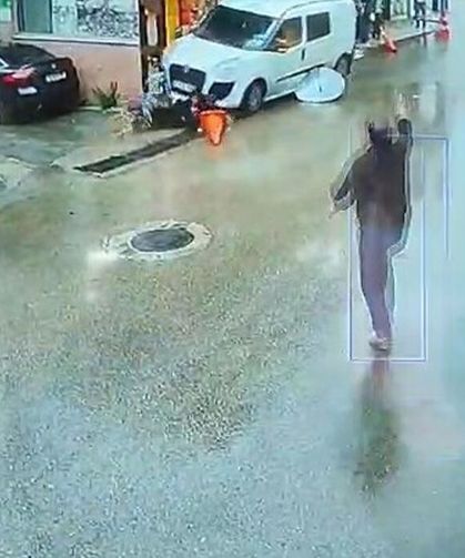 Kamyonet yayaların arasına daldı: 3 kişiye çarptı, 2 kişi aracın altında kaldı