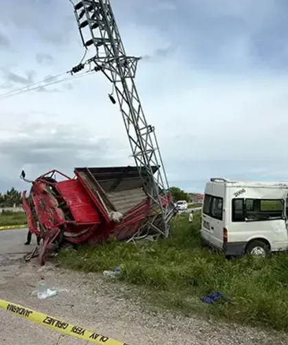 Servis Minibüsü ile Kamyonet Kavşakta Çarpıştı: 5 Yaralı