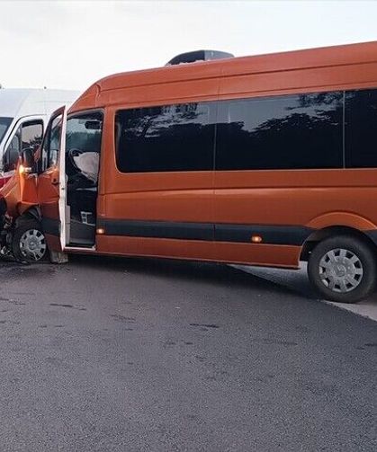 İki tur minibüsünün çarpıştığı kazada 13 turist yaralandı