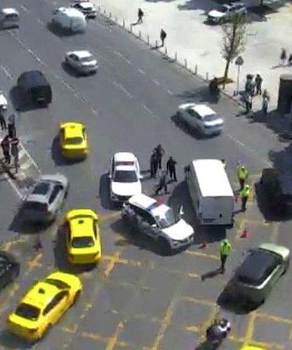 Ticari Araç Polise Çarptı: Kadın Polis Ağır Yaralandı