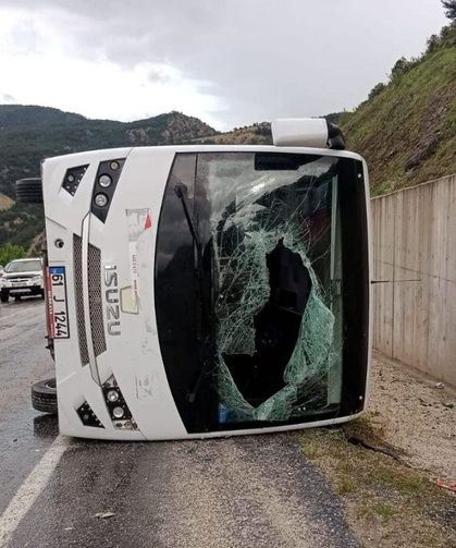 Tokat'ta cenaze dönüşü kaza! Midibüs devrildi