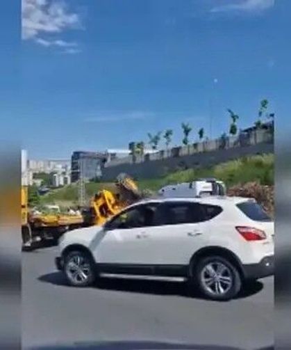 Devrilen iş makinesinin şoförü öldü