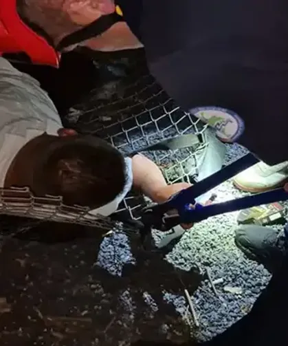 Alkollü çıktığı tel örgü devrilince bileği sıkıştı