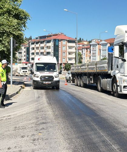 Kamyondan yola dökülen mazot, kazaya neden oldu