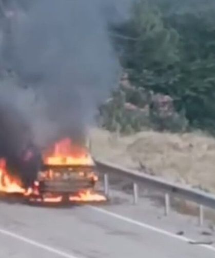 Alevlere teslim olan otomobil korkuttu, 13 yaşındaki Ömer'in kahramanlığı!