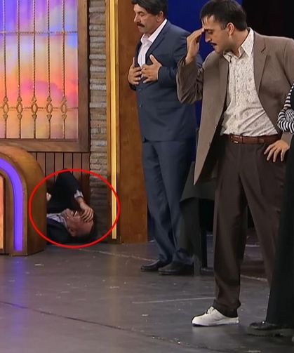 Ali Sunal Güldür Güldür’de Kahkaha Krizine Girdi: Masadan Düştü