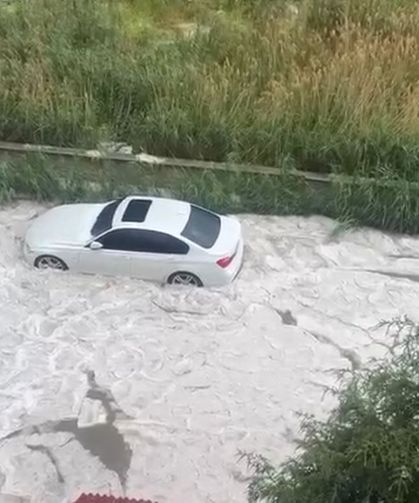 Ankara'da Dolu Ve Sağanak Hayatı Olumsuz Etkiledi